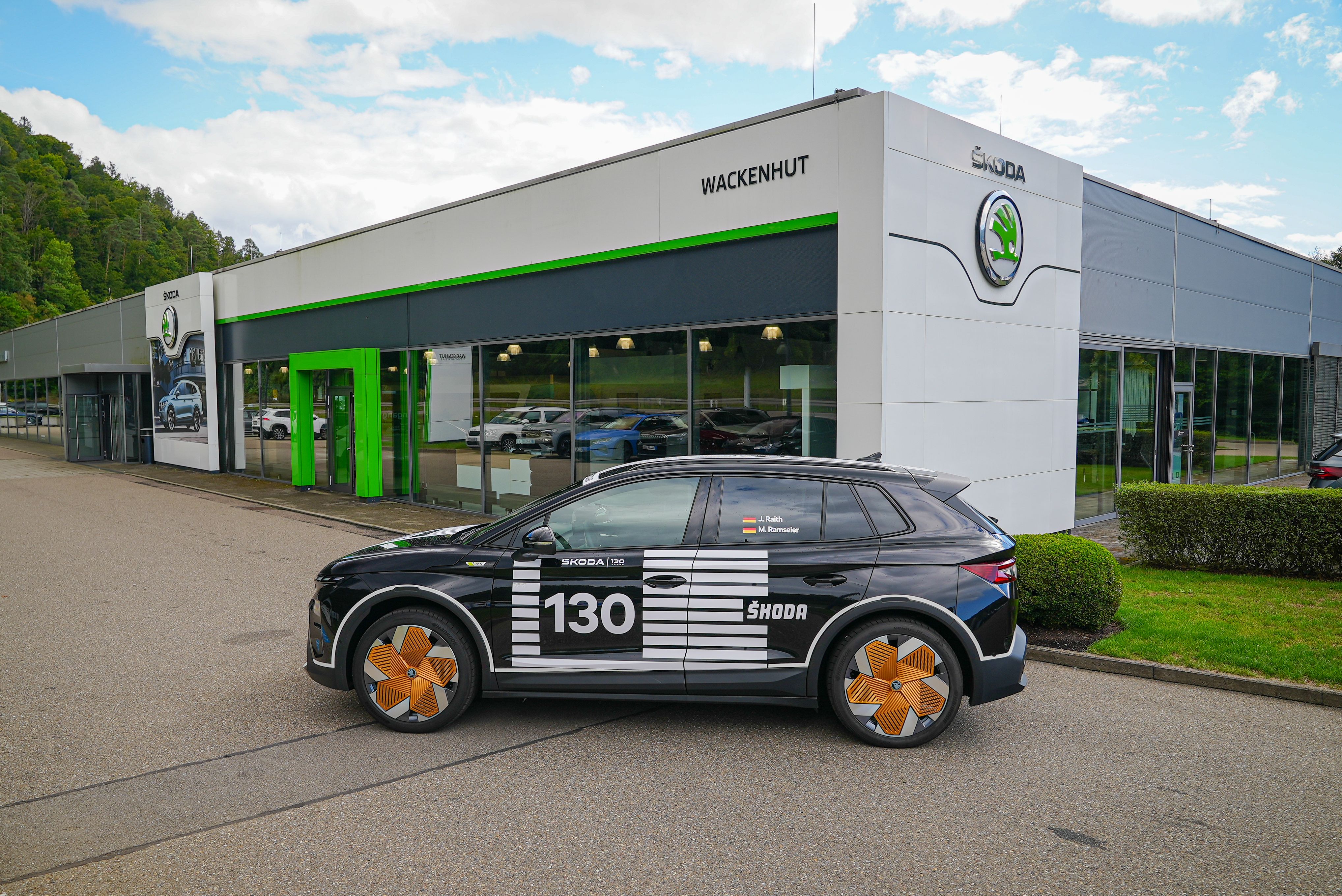 Der Skoda steht vor dem Showroom in Nagold.