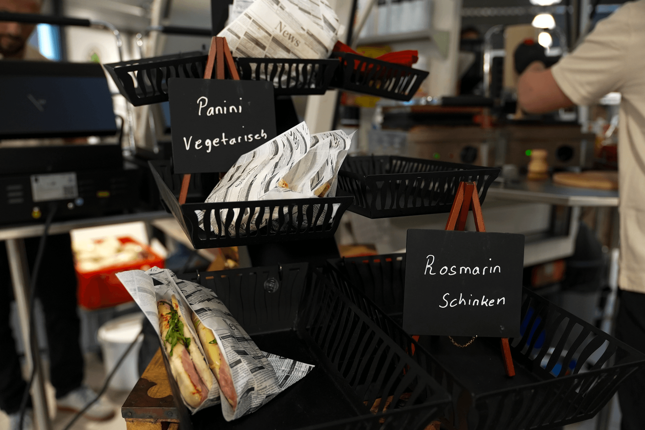 Das Buffet wird in verschiedenen schwarzen Körben serviert.