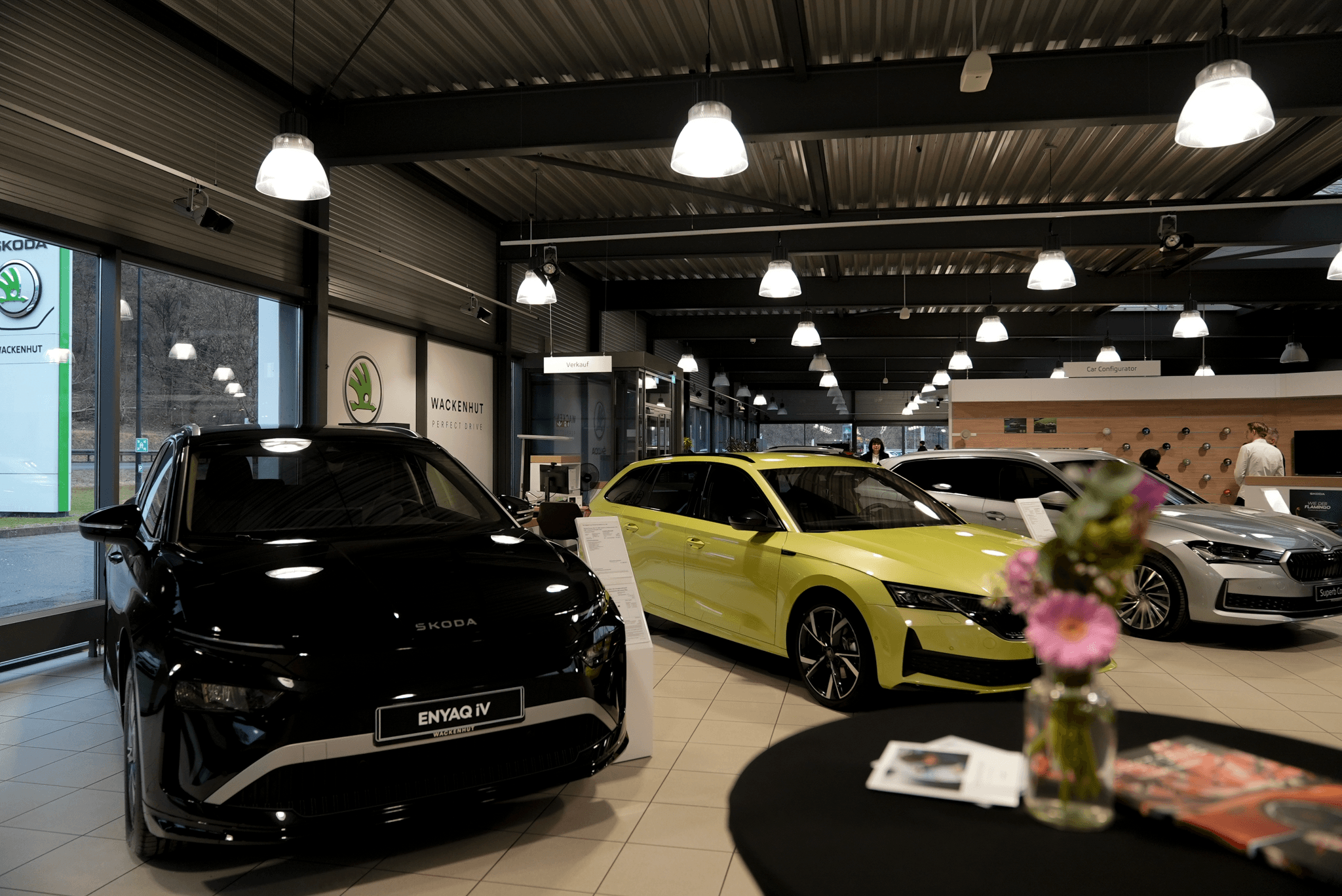 Zwei Skodas stehen im Showroom in Nagold.