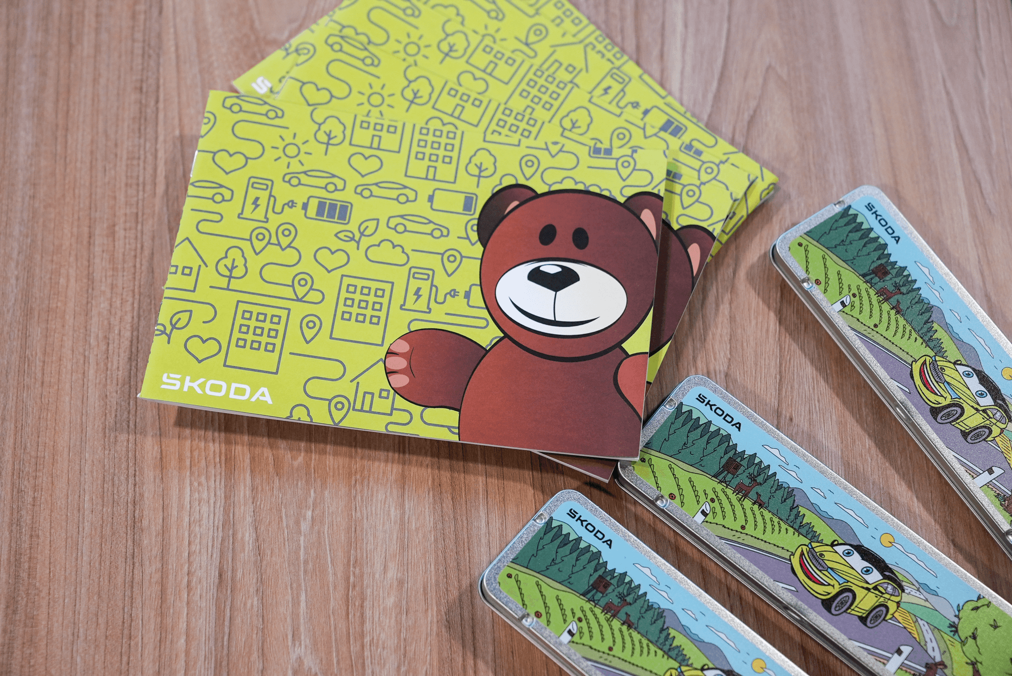 Bastelspielzeug auf einem Holztisch.