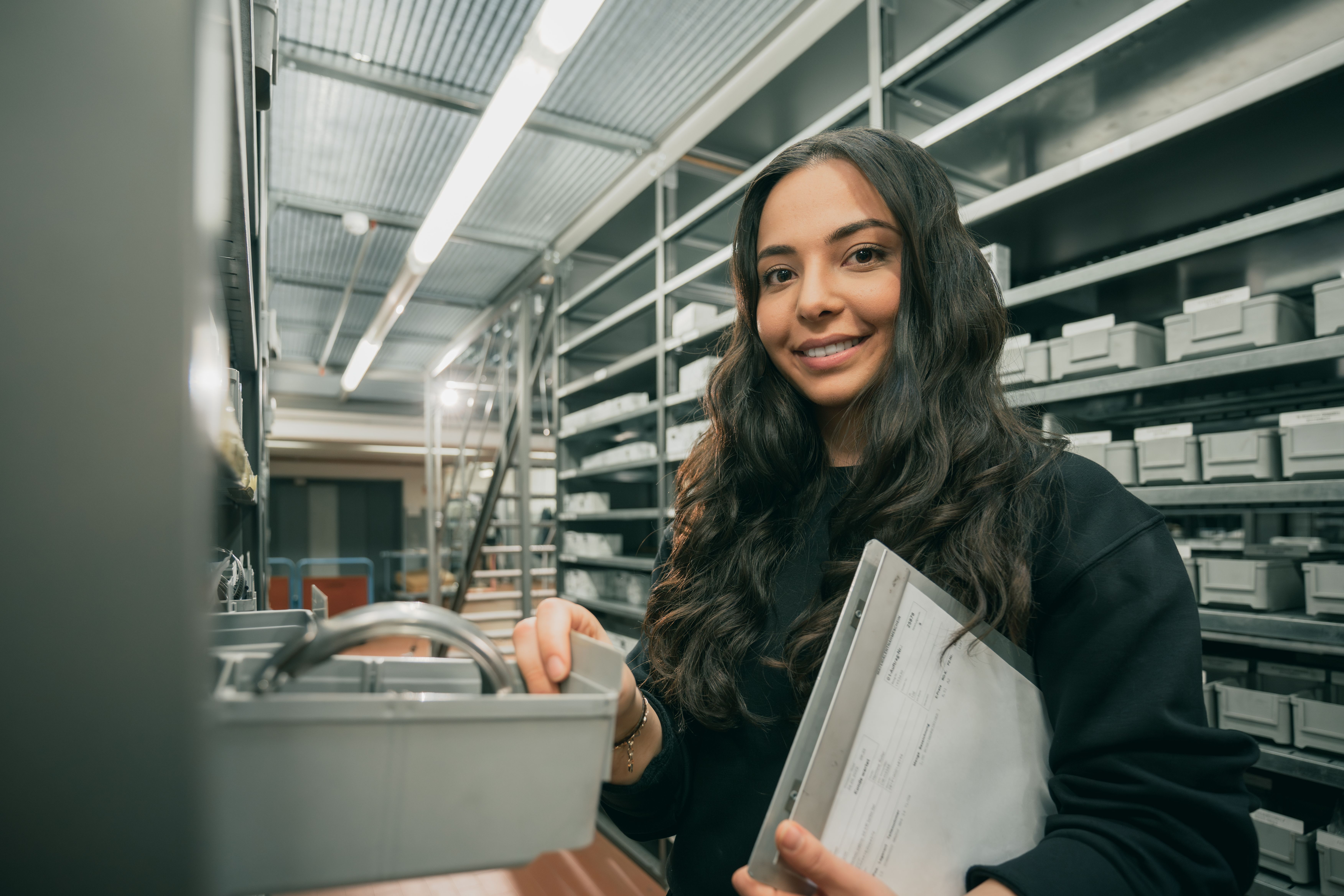 Frau lächelt im Lager