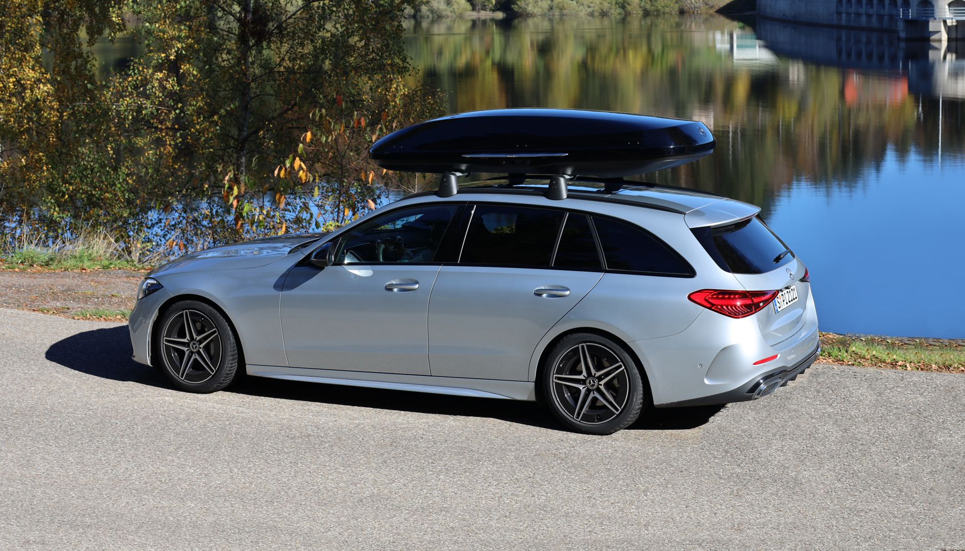 Fahrzeug mit Dachbox an einem See