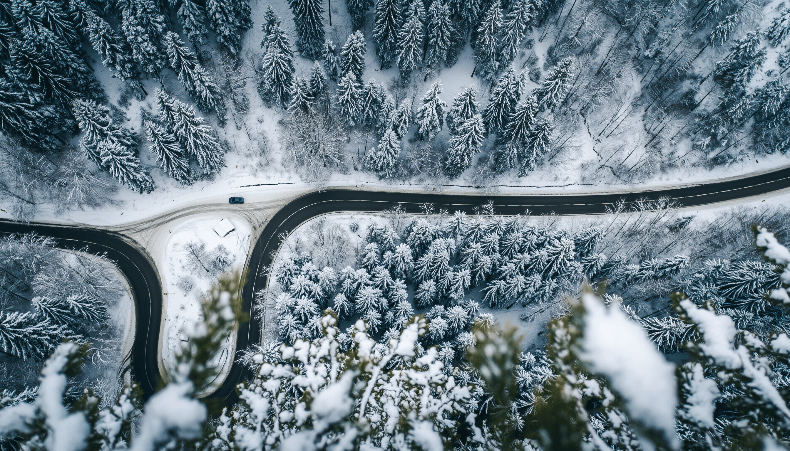 Verschneite Landschaft aus der Vogelperspektive