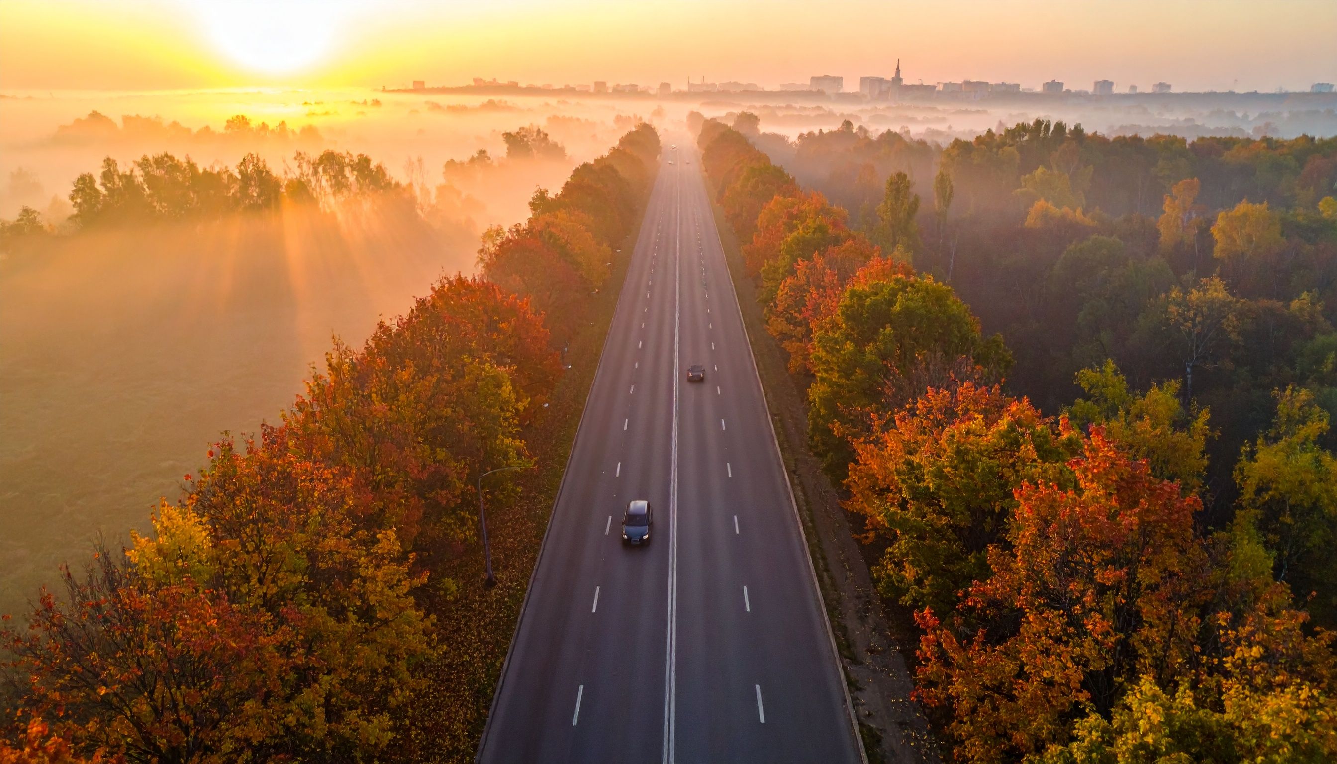 Herbstliche Landschaft von oben mit Autos