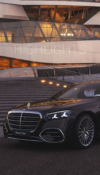 Fahrzeug vor Gebäude bei Dämmerung