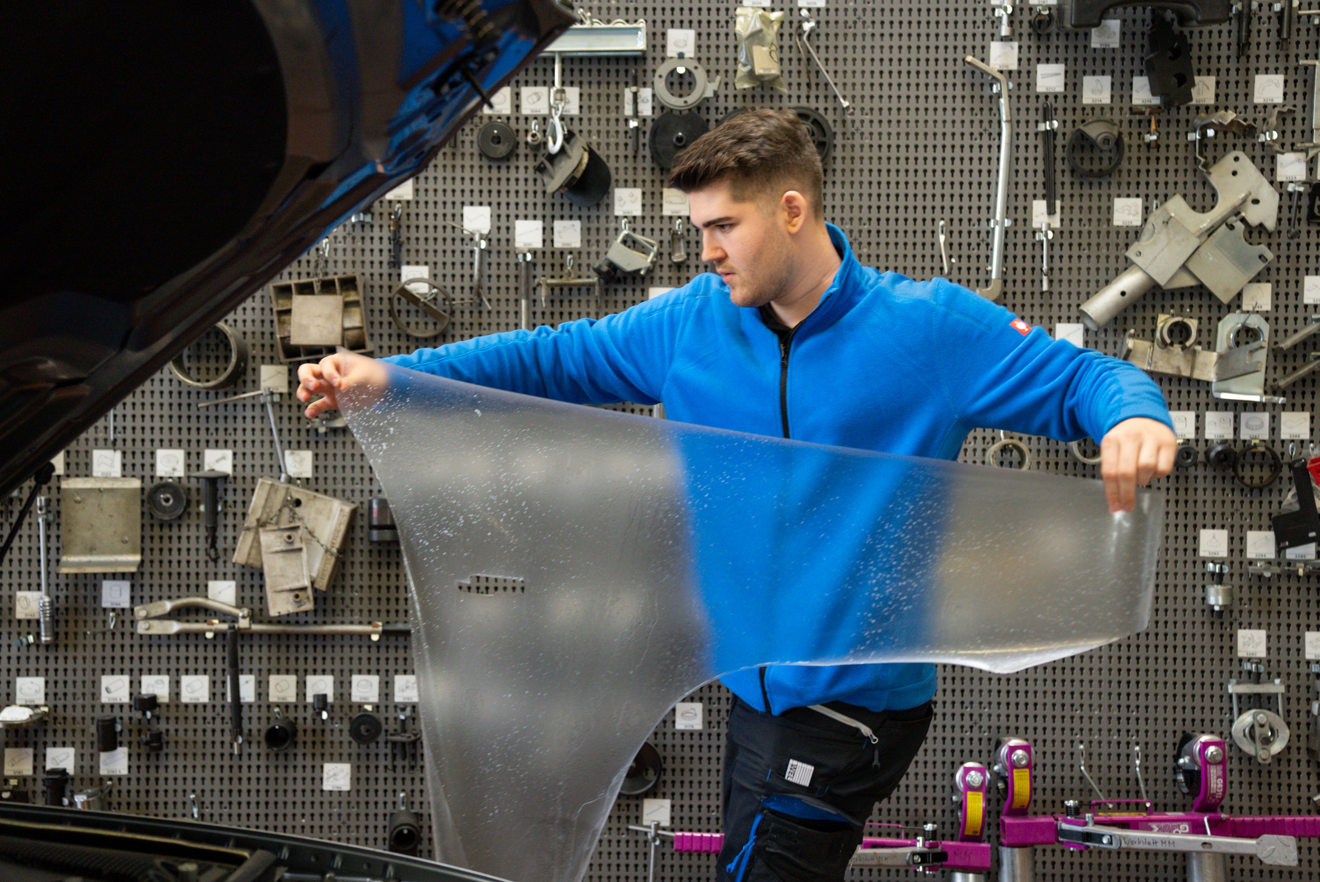 Werbetechniker mit transparenter Lackschutzfolie
