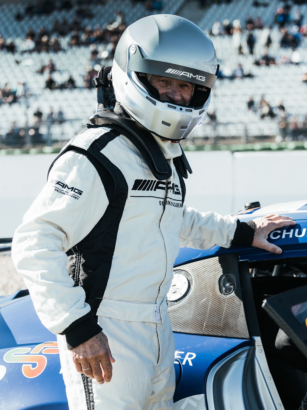 Mann mit Helm an Sportwagen