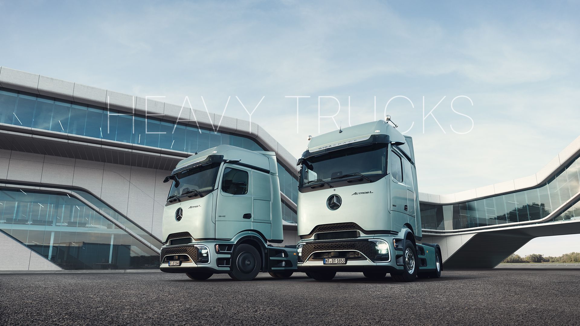 Zwei Actros L frontal
