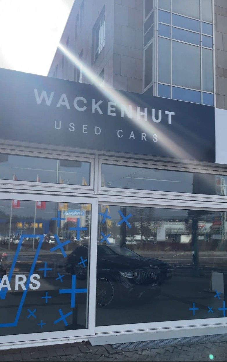 Leuchtreklame mit WACKENHUT Used Cars Beschilderung