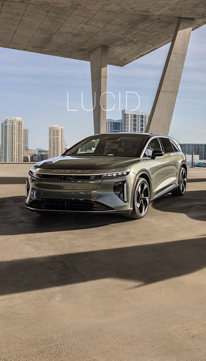 Fahrzeug mit moderner Stadt im Hintgergrund