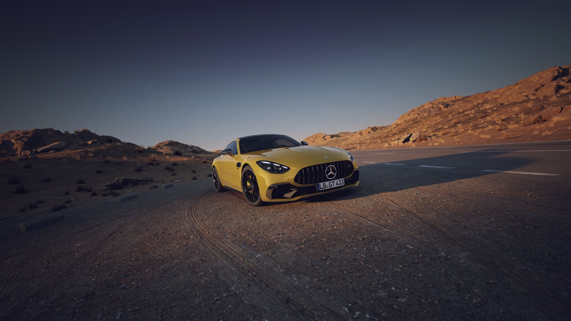 Gelber Mercedes AMG auf Wüstenstraße