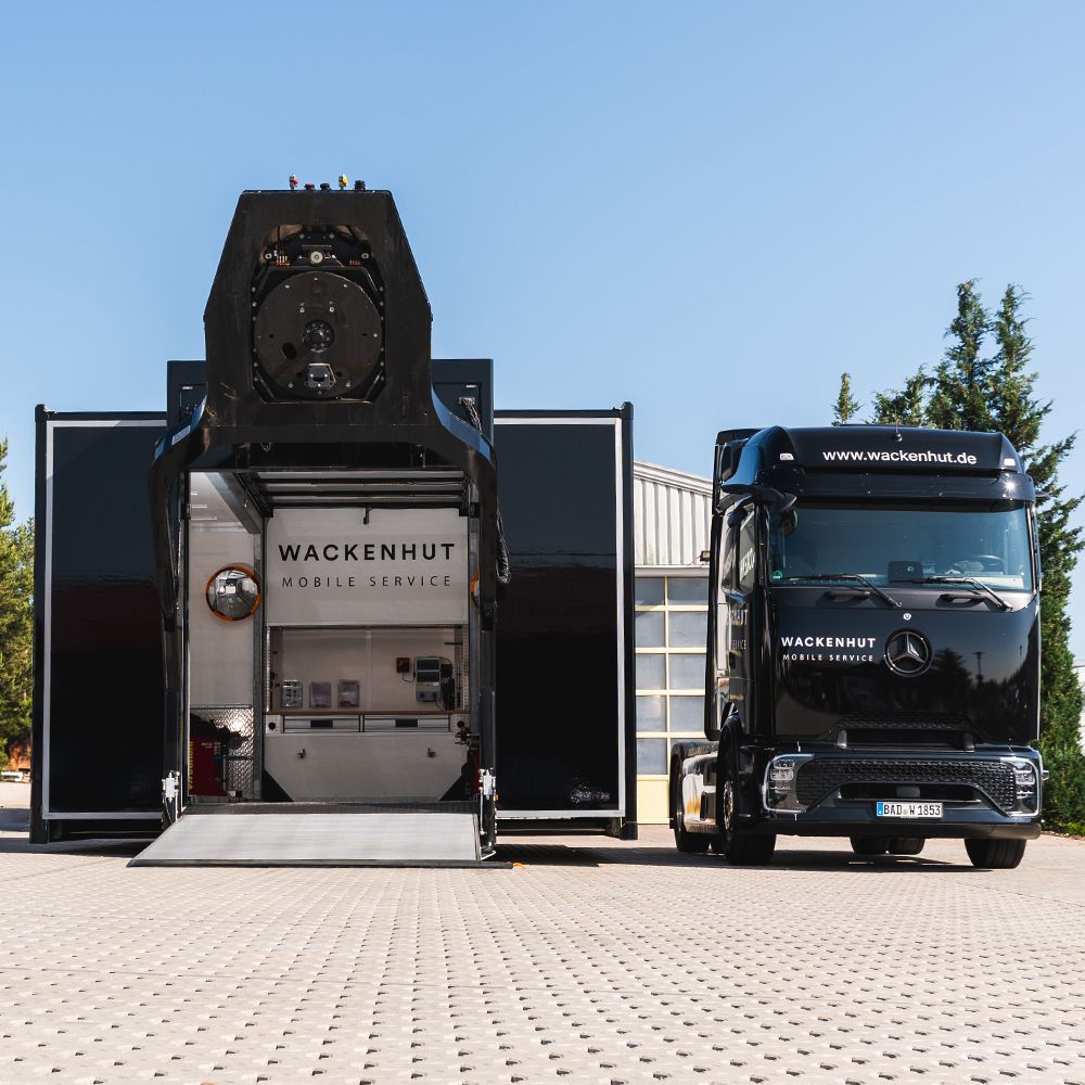 Mobile Werkstatt neben Zugmaschine