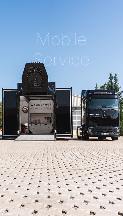 Mobile Werkstatt neben Zugmaschine