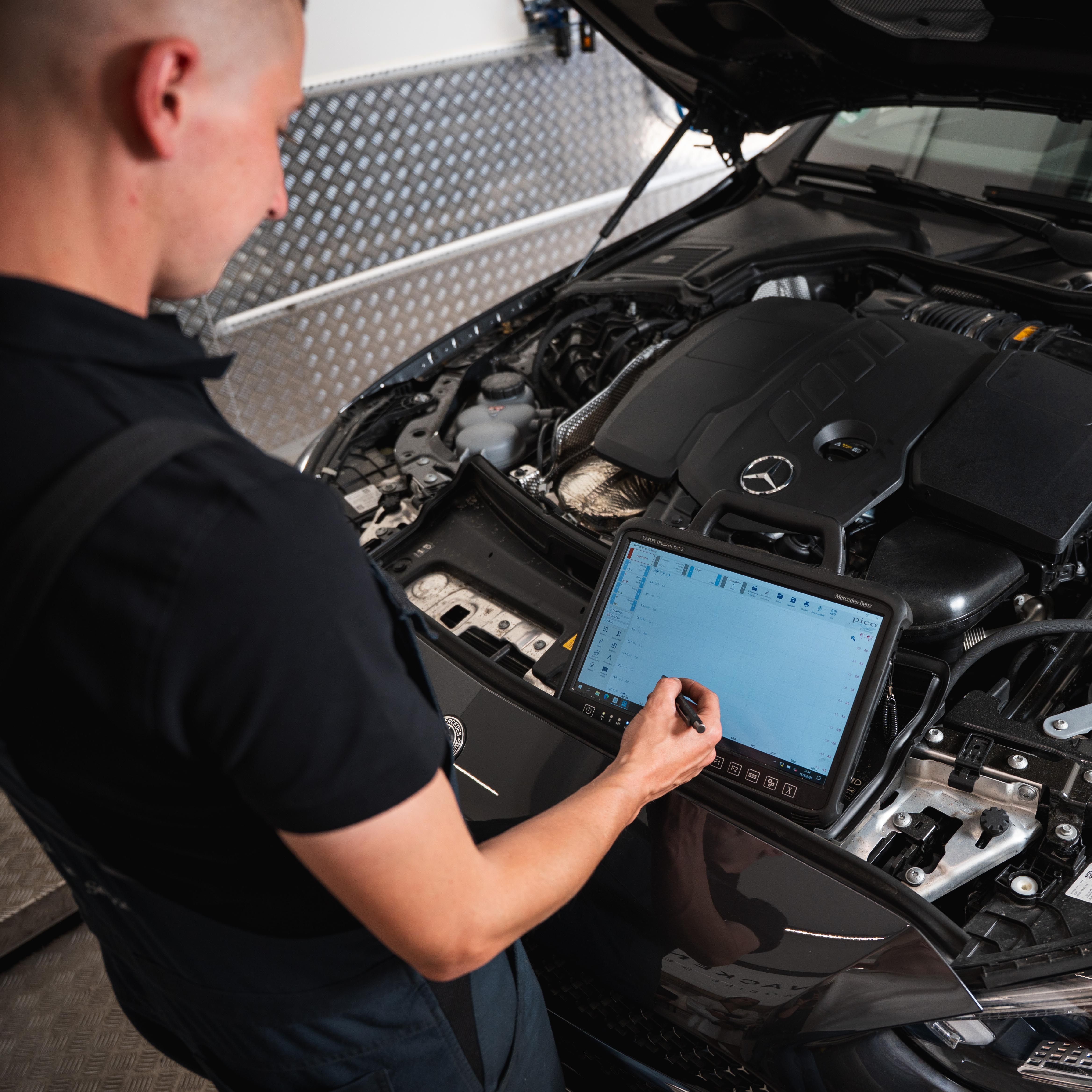 Mann mit Diagnosegerät