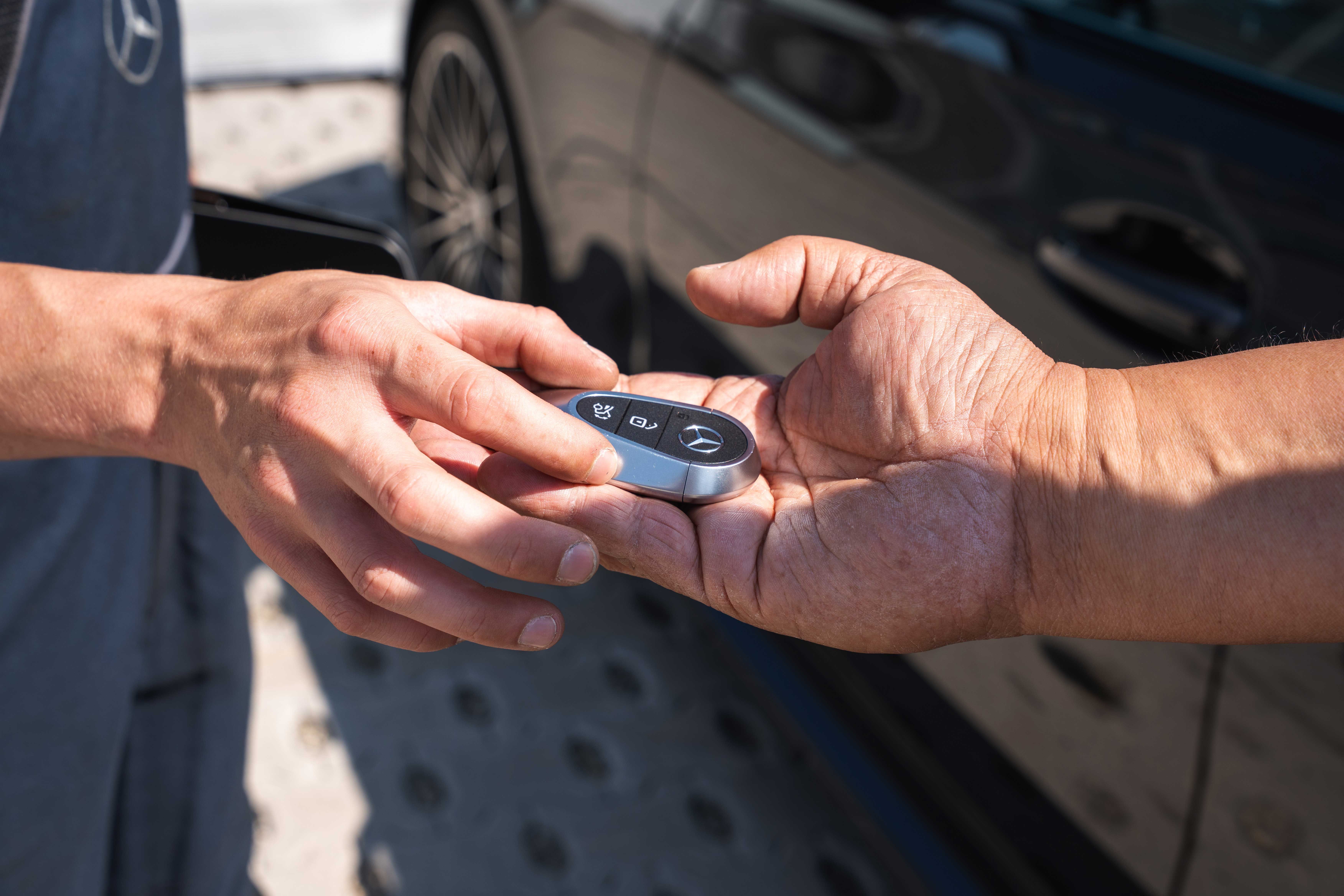 zwei Hände bei der Schlüsselübergabe
