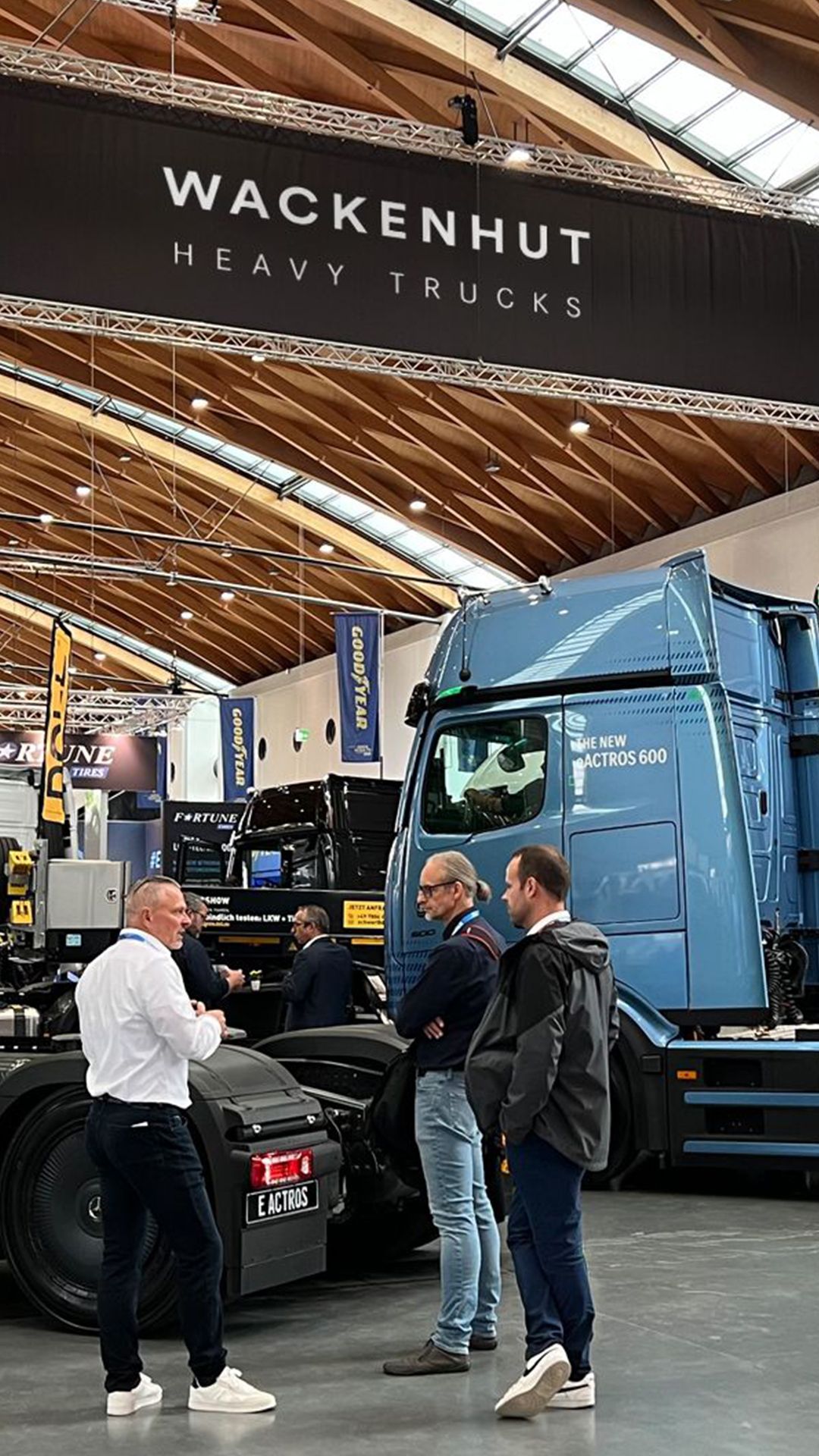 Drei Männer vor einer Sattelzugmaschine