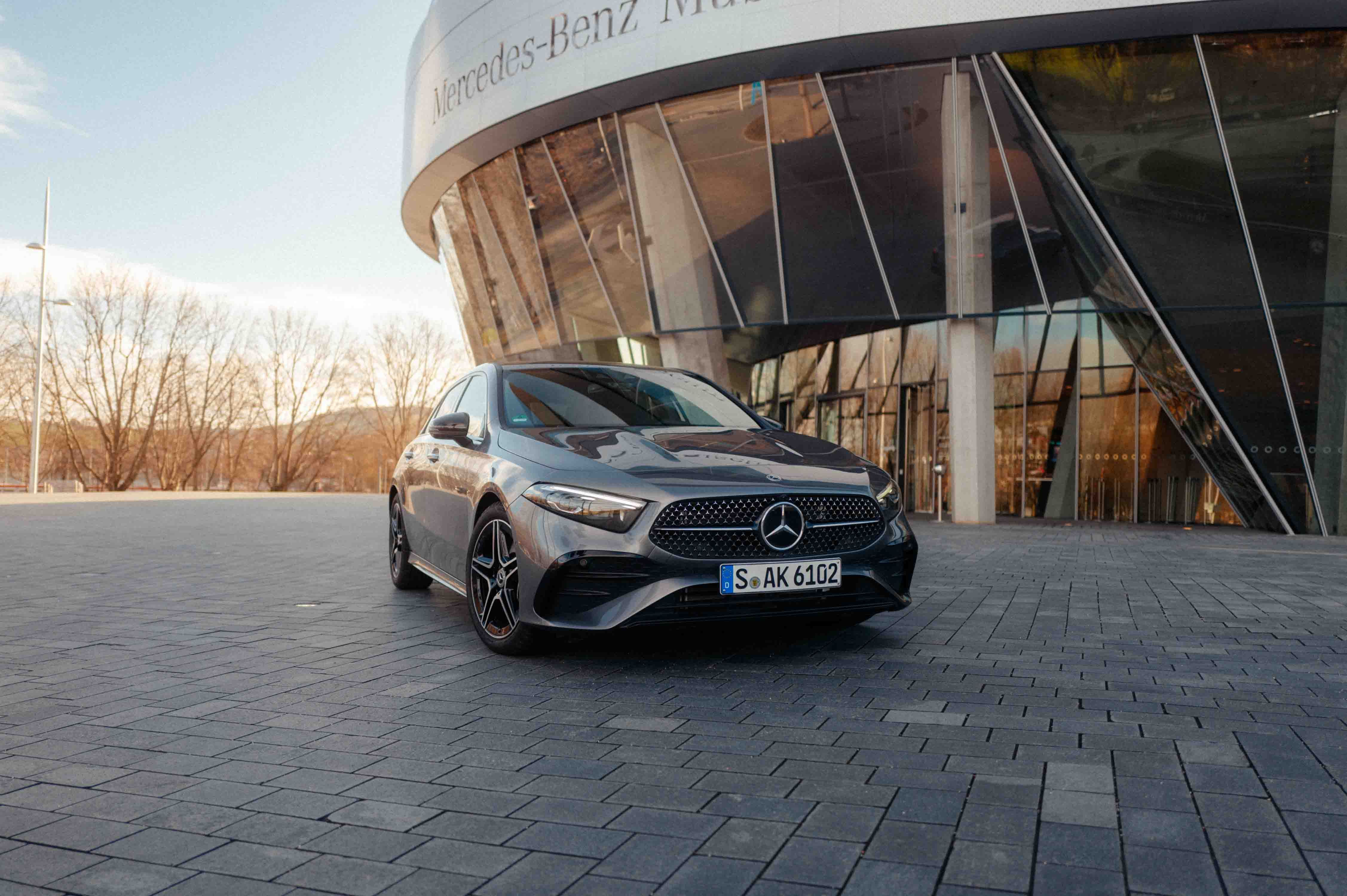Mercedes-Benz Fahrzeug vor modernem Gebäude