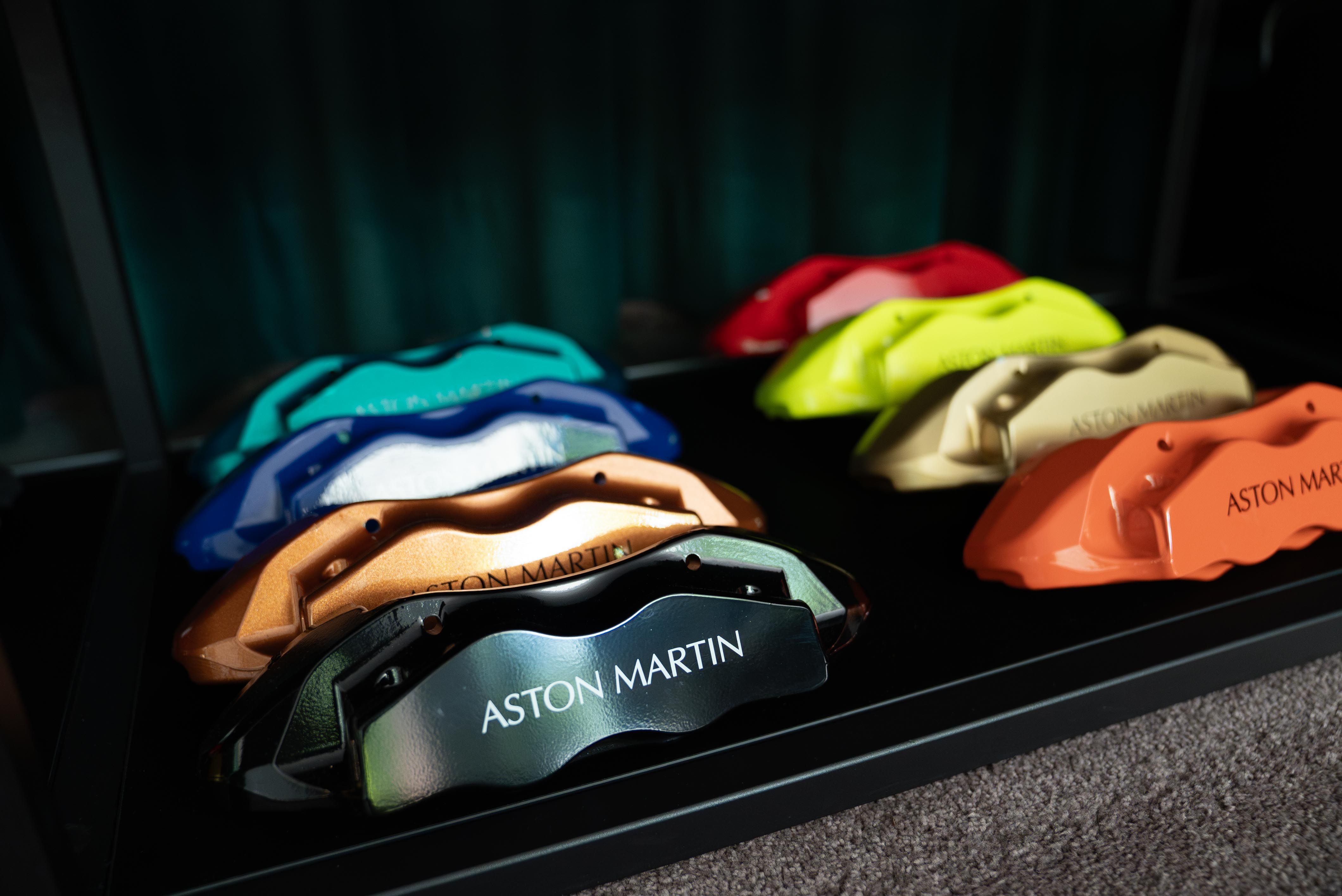 Aston Martin Bremssättel in diversen Farben.
