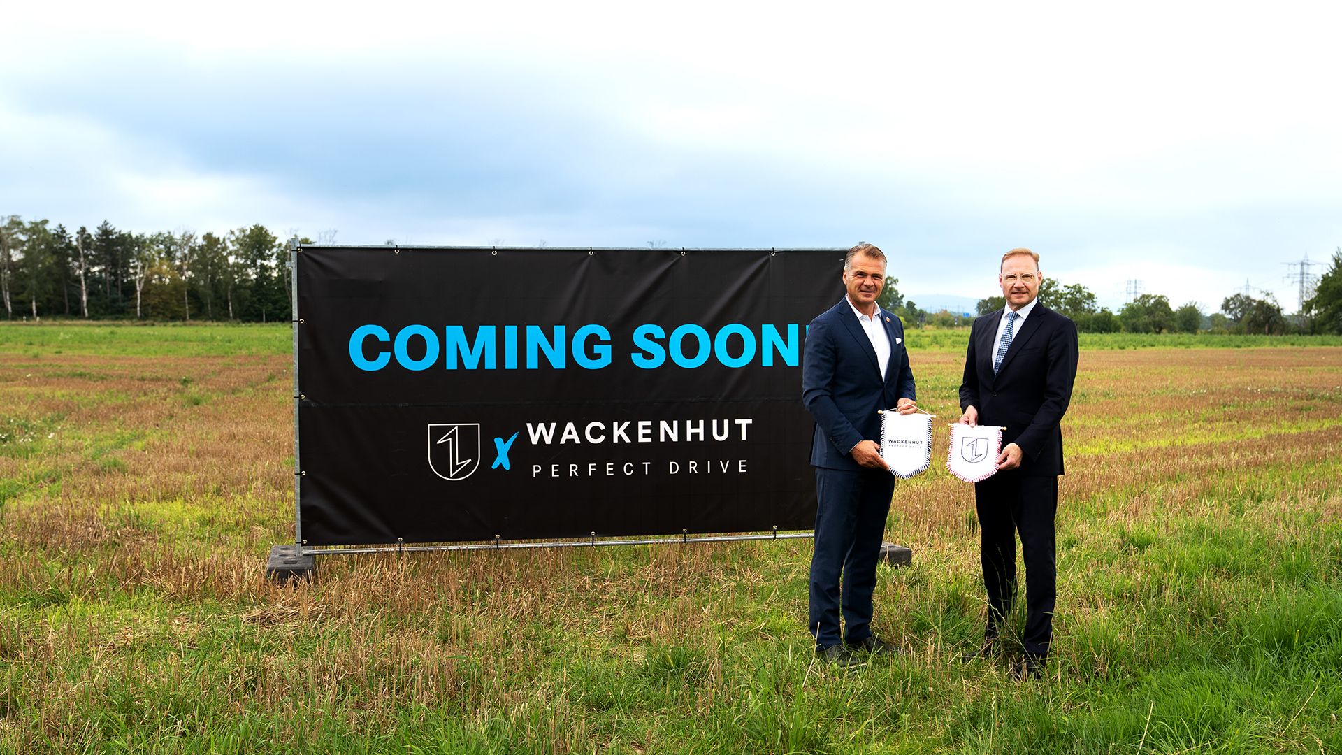 Zwei Personen vor Baustellenschild