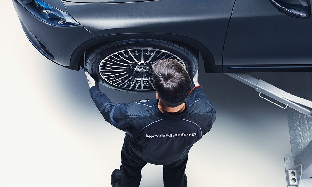 Mann montiert Rad am Auto