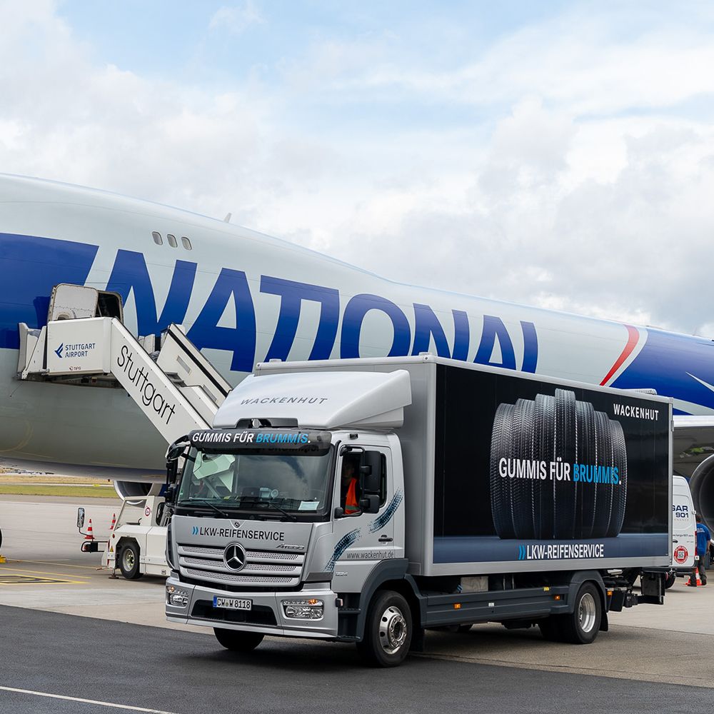 LKW vor Flugzeug