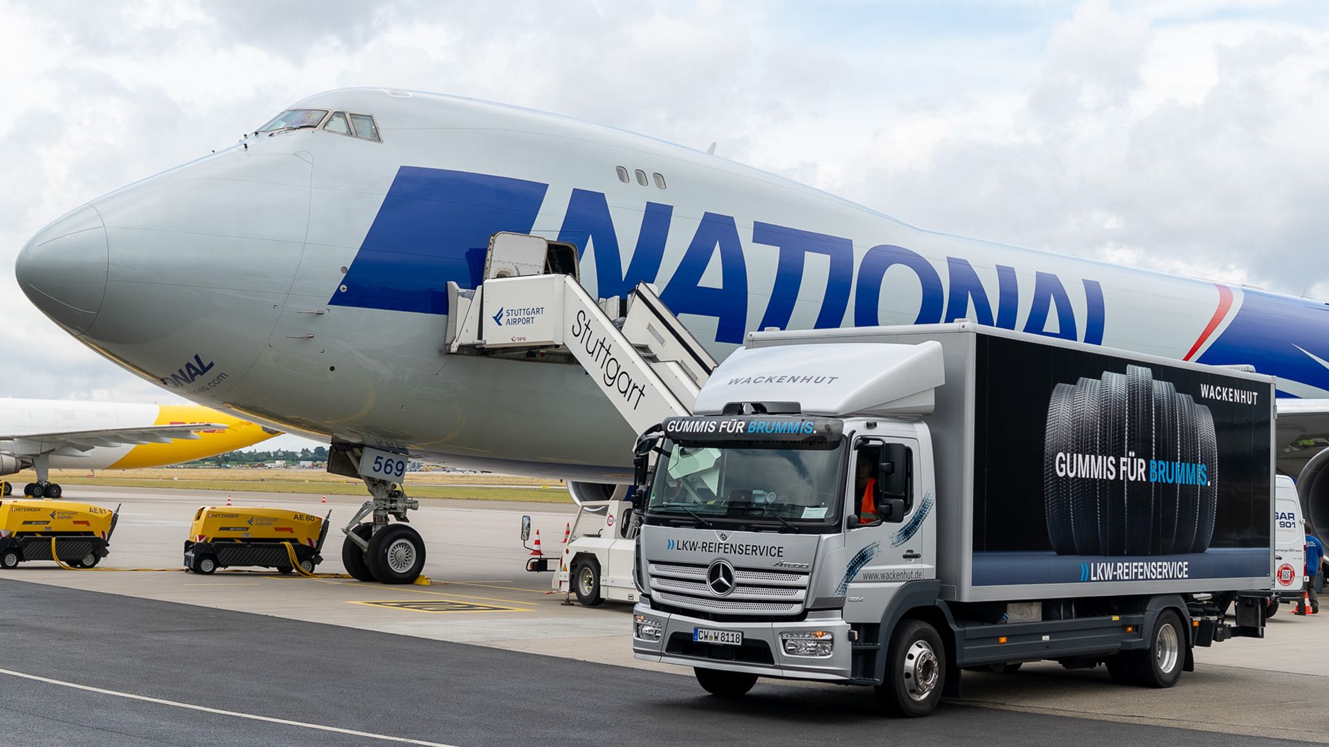 LKW vor Flugzeug