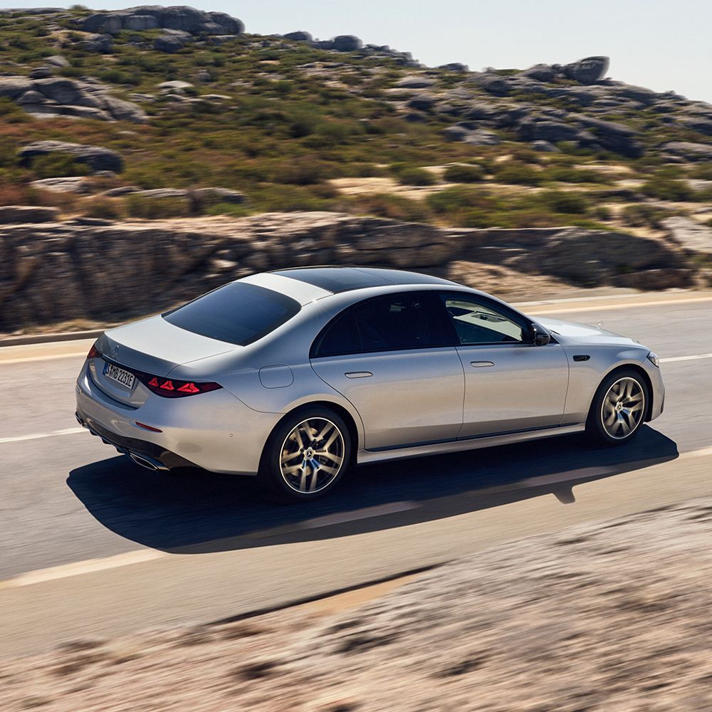 Silbernes Auto fährt durch Steppenlandschaft