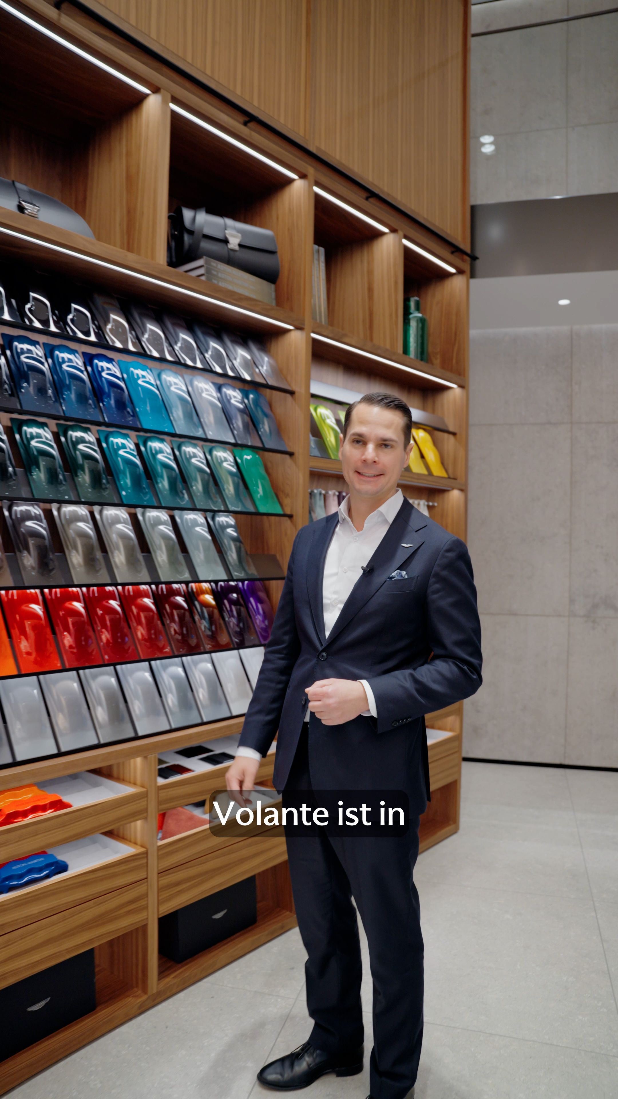 Daniel im Aston Martin Store bei den Lackmustern.