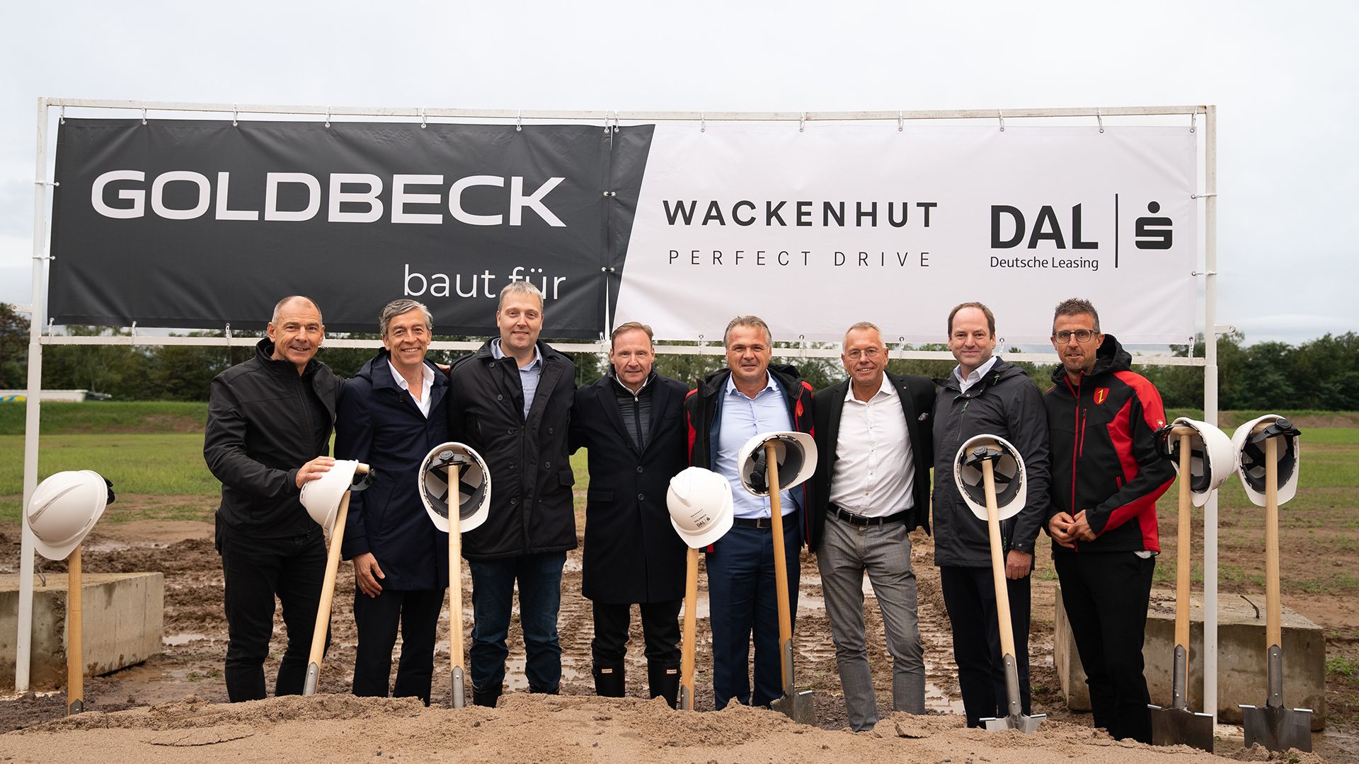 Viele Personen vor Baustellenschild