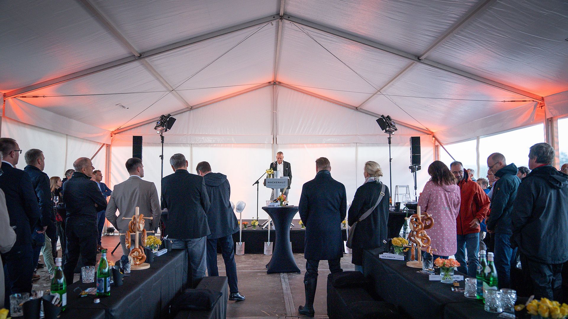 Viele Personen von hinten bei einer Zeremonie