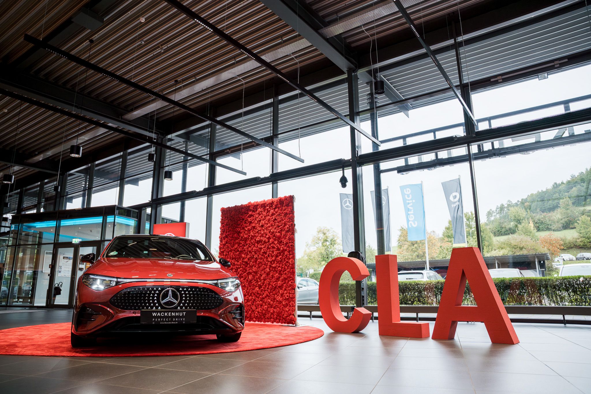 Roter CLA mit CLA Buchstaben