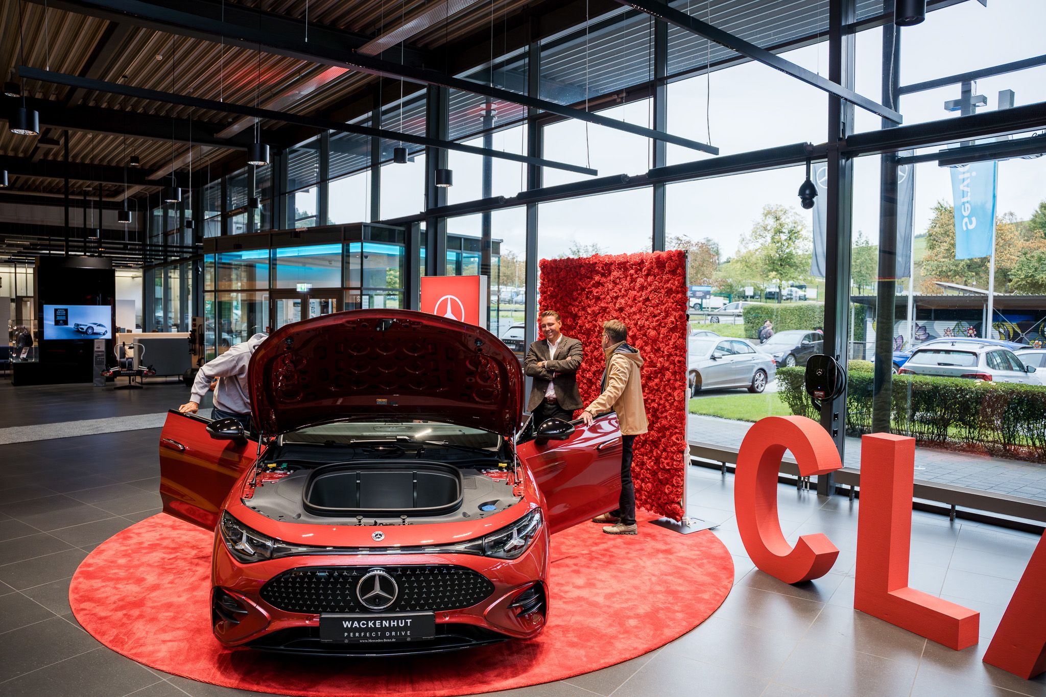 Roter CLA mit Personen
