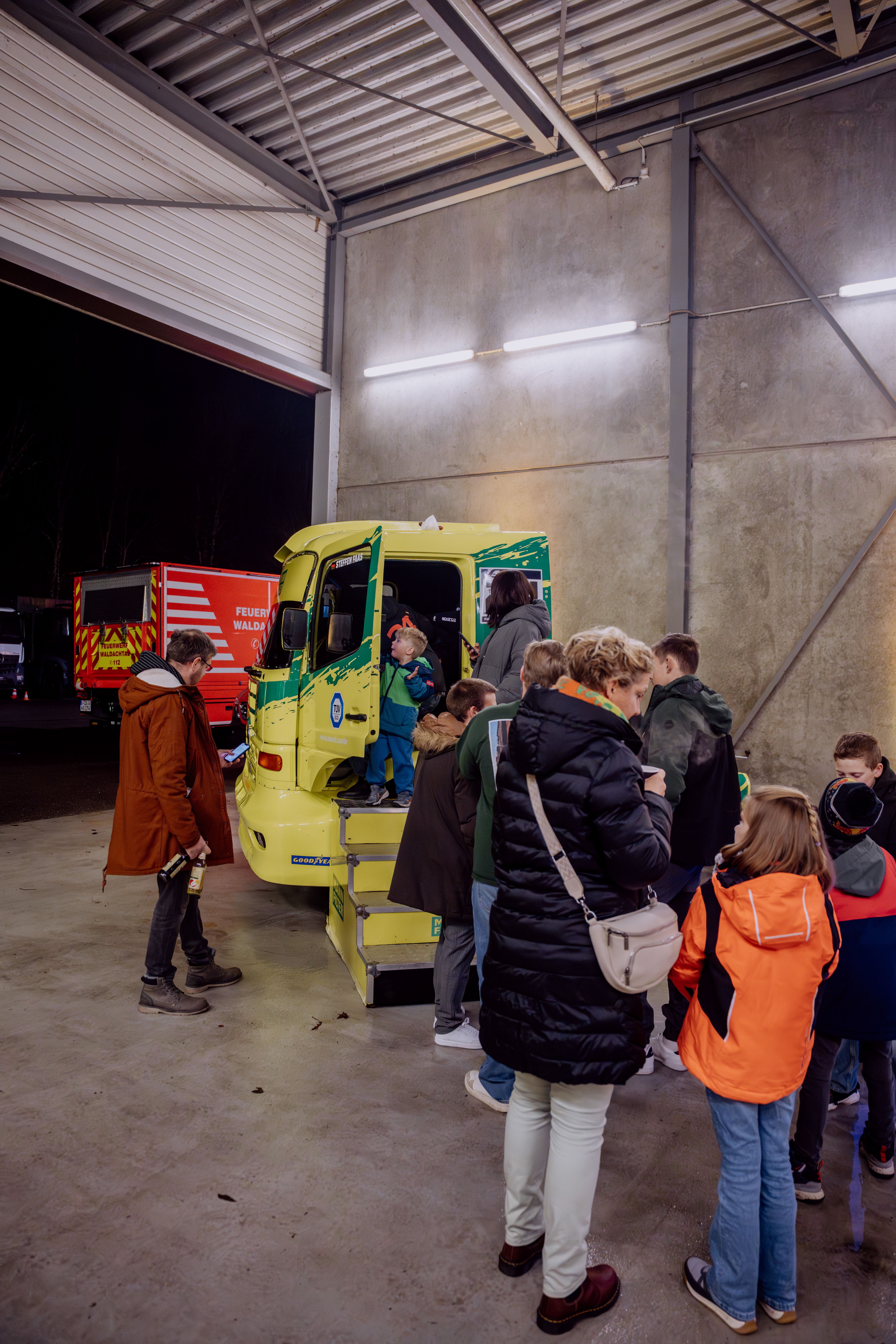 Personen vor Fahrsimulator