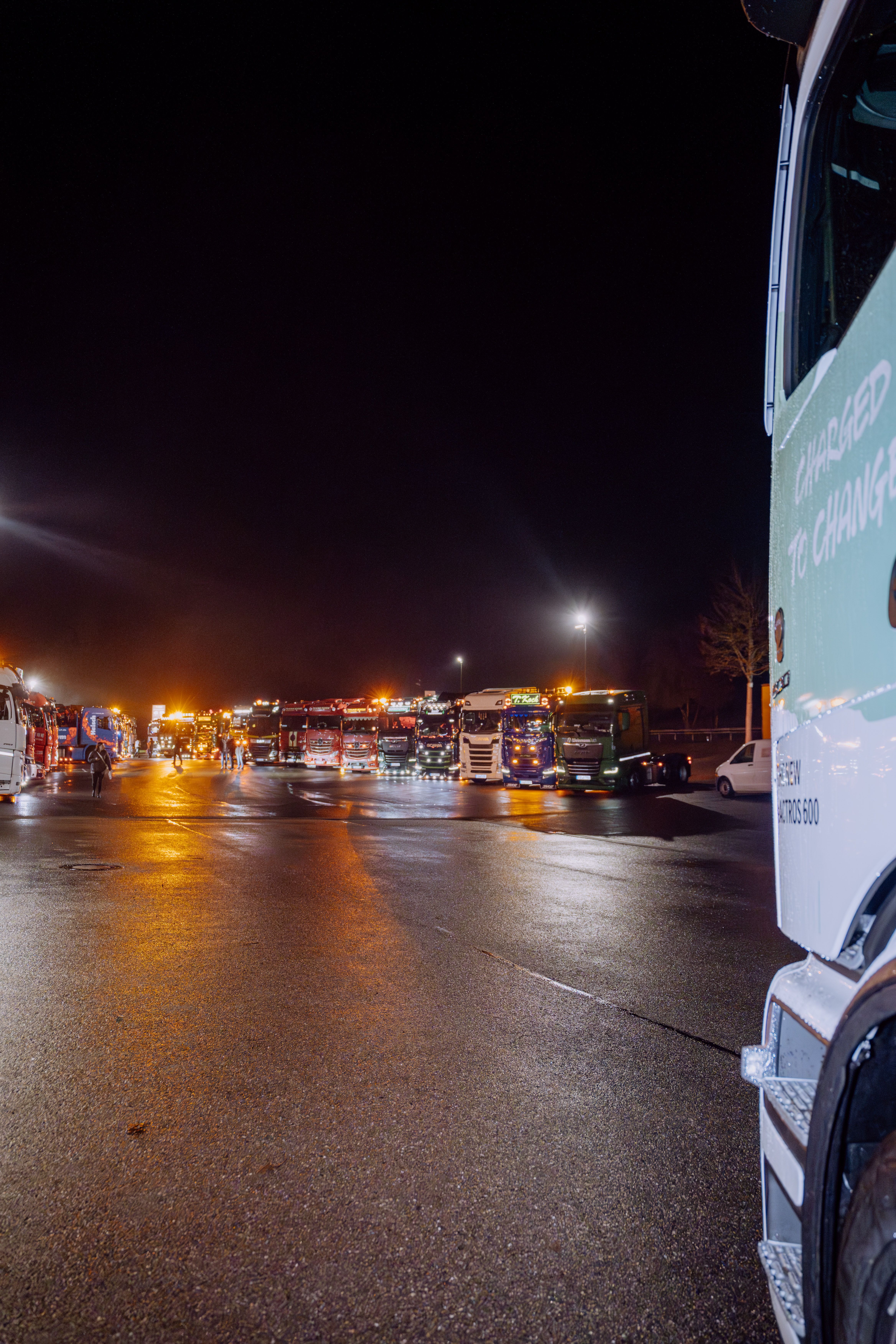 LKWs in der Nacht