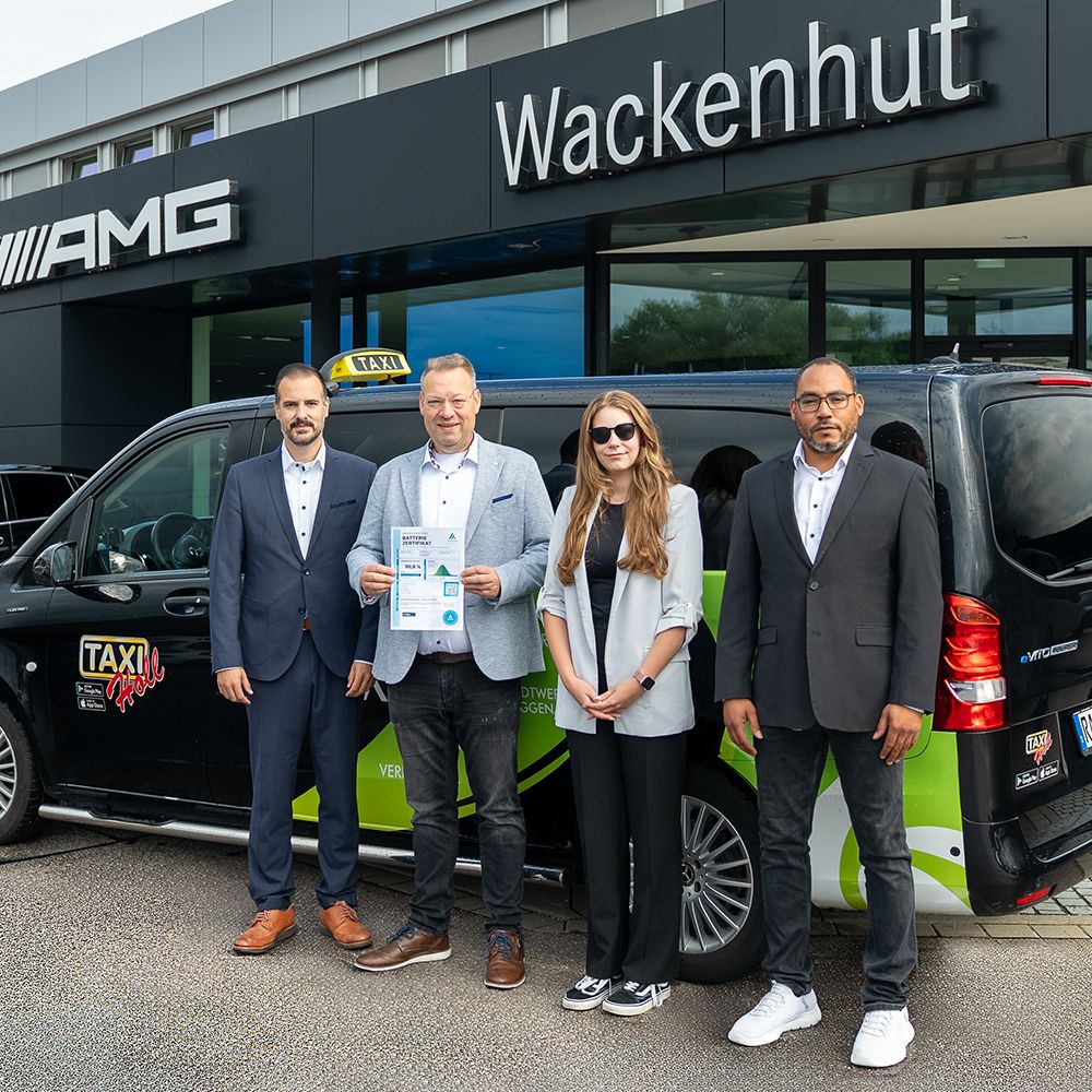 Vier Personen vor Fahrzeug