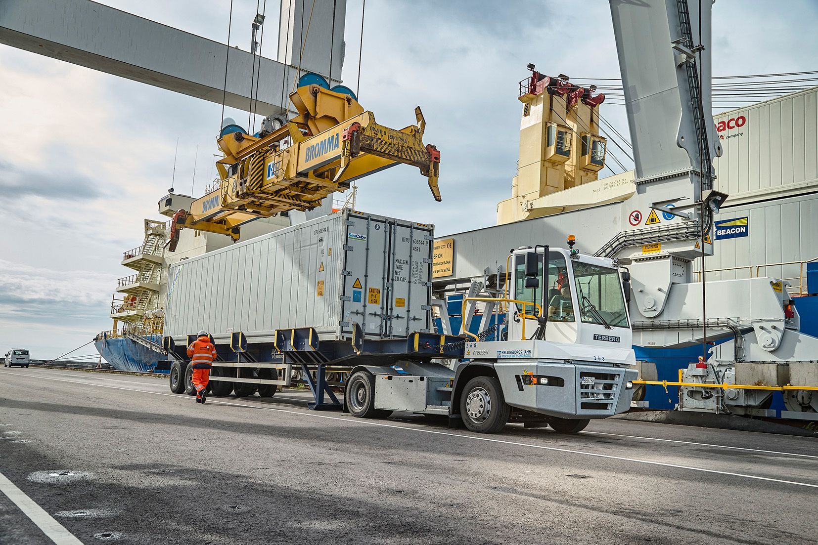 Terberg Spezialfahrzeug am Hafen beim Verladen