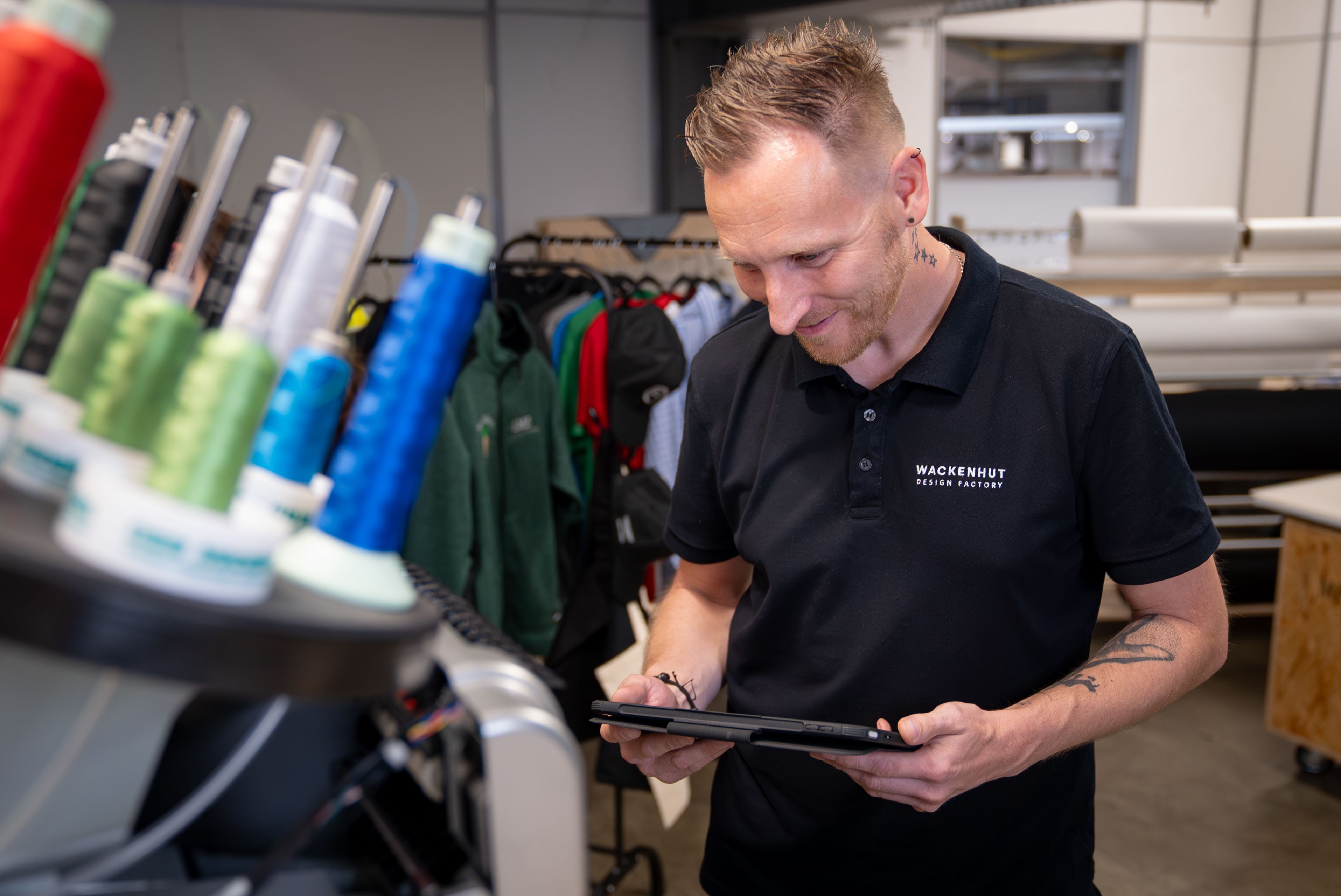 Mitarbeiter vor Stickmaschine