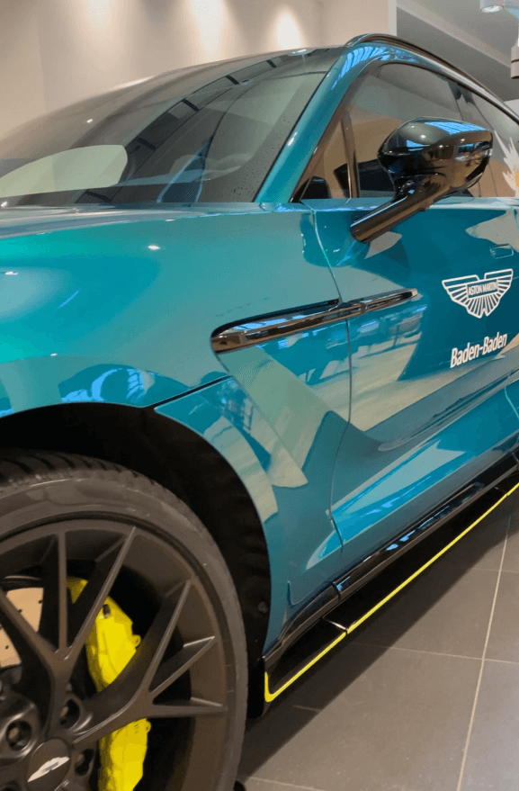 Dieser Aston Martin DBX 707 GPF AMR23 Edition wird mit einer Lackschutzfolie versehen, für dauerhaften Schutz bei maximaler Transparenz.