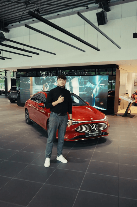 Der neue CLA wird im Showroom präsentiert.