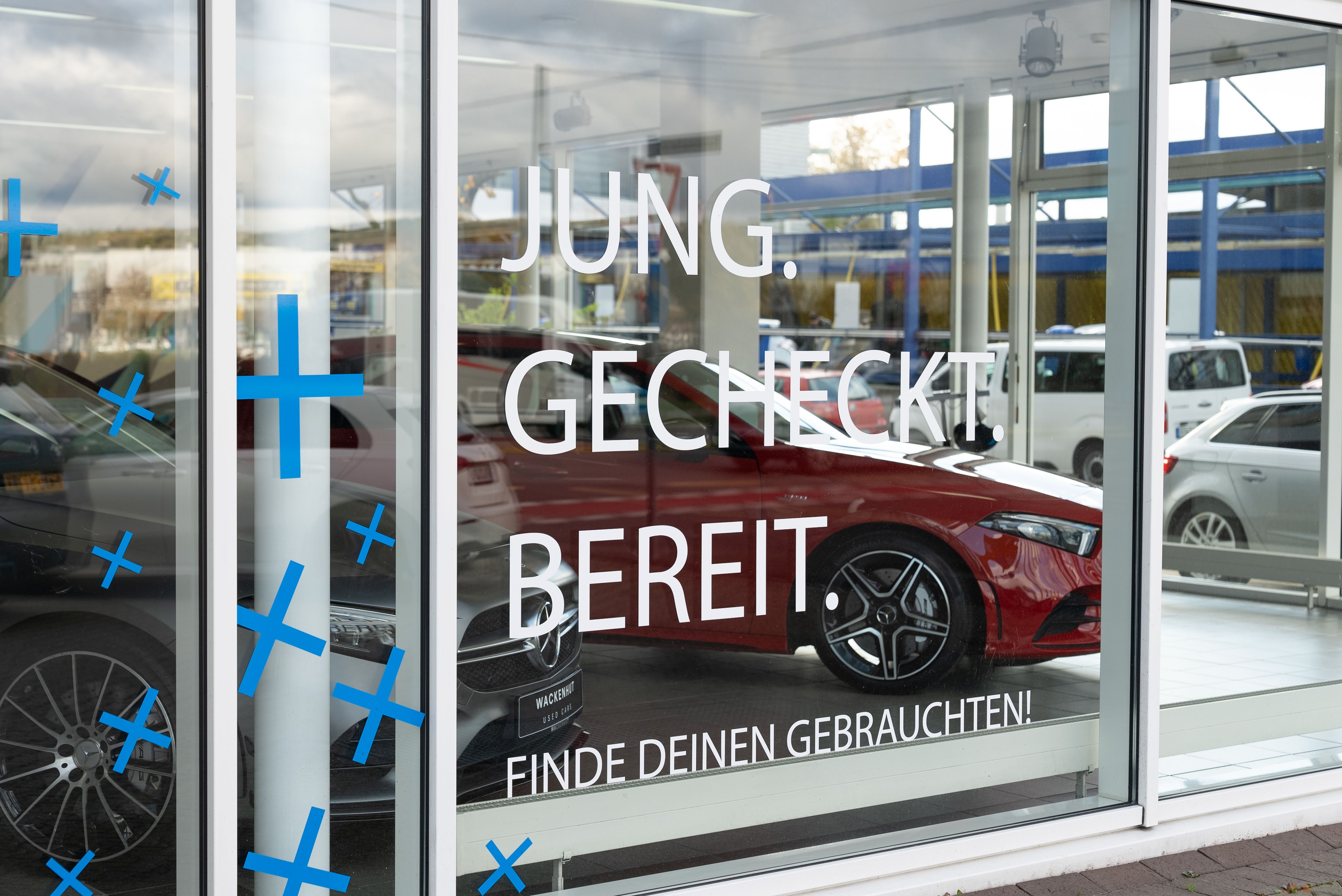 Schaufensterbeklebung der Abteilung Used Cars