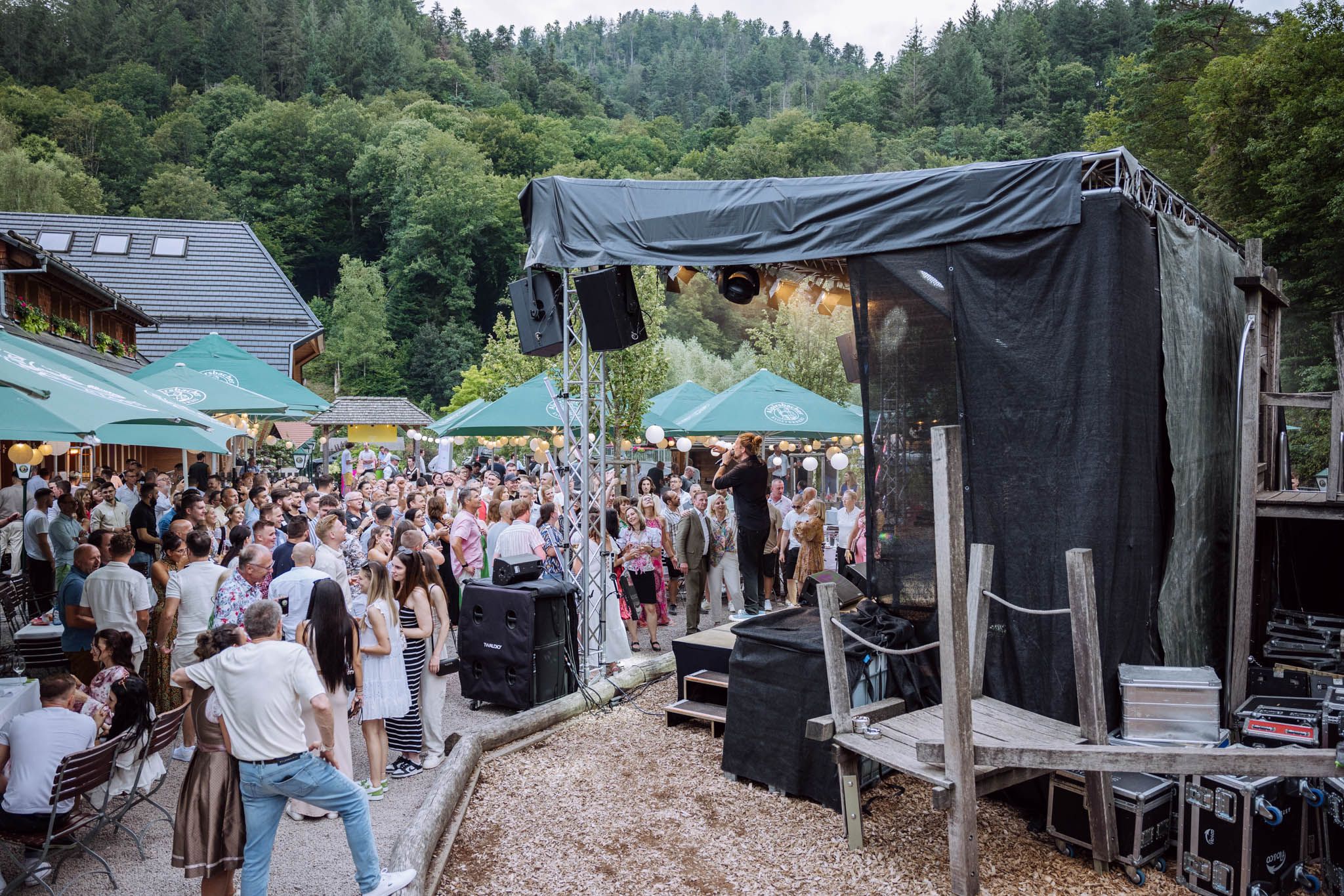 Feiernde Menschen vor Bühne