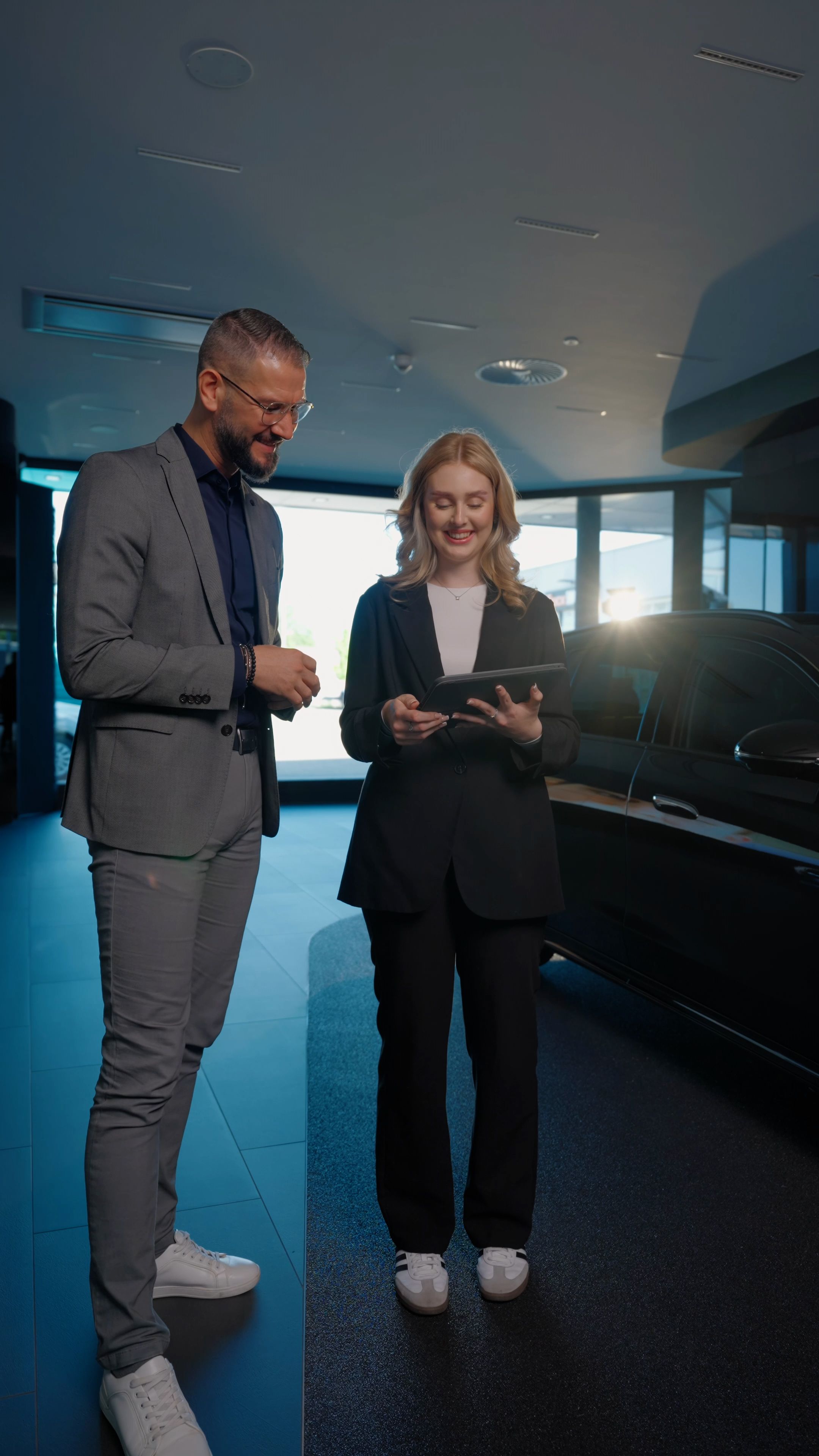 Mitarbeiter im Showroom.