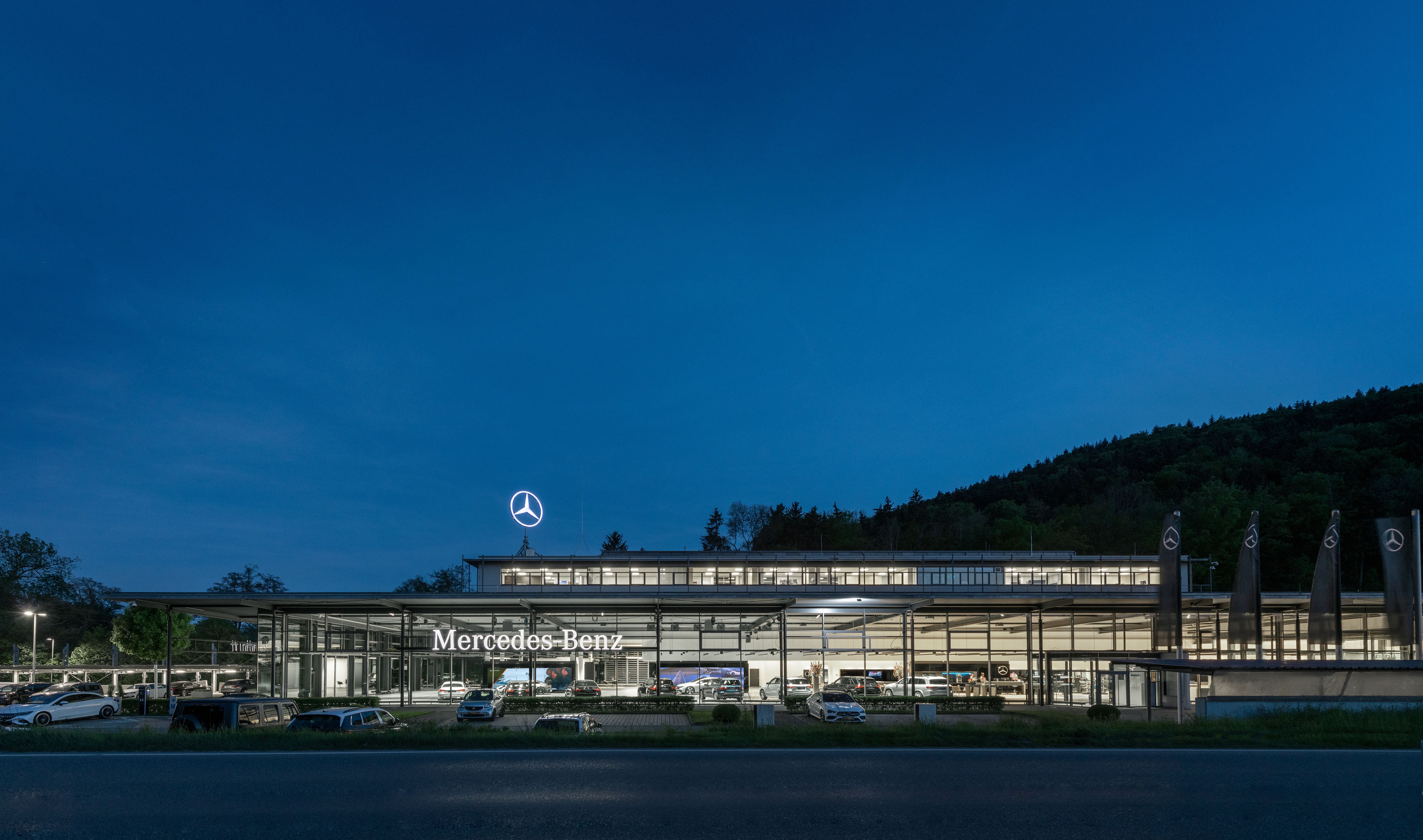 Außenaufnahme bei Nacht von dem Wackenhut Showroom in Nagold.