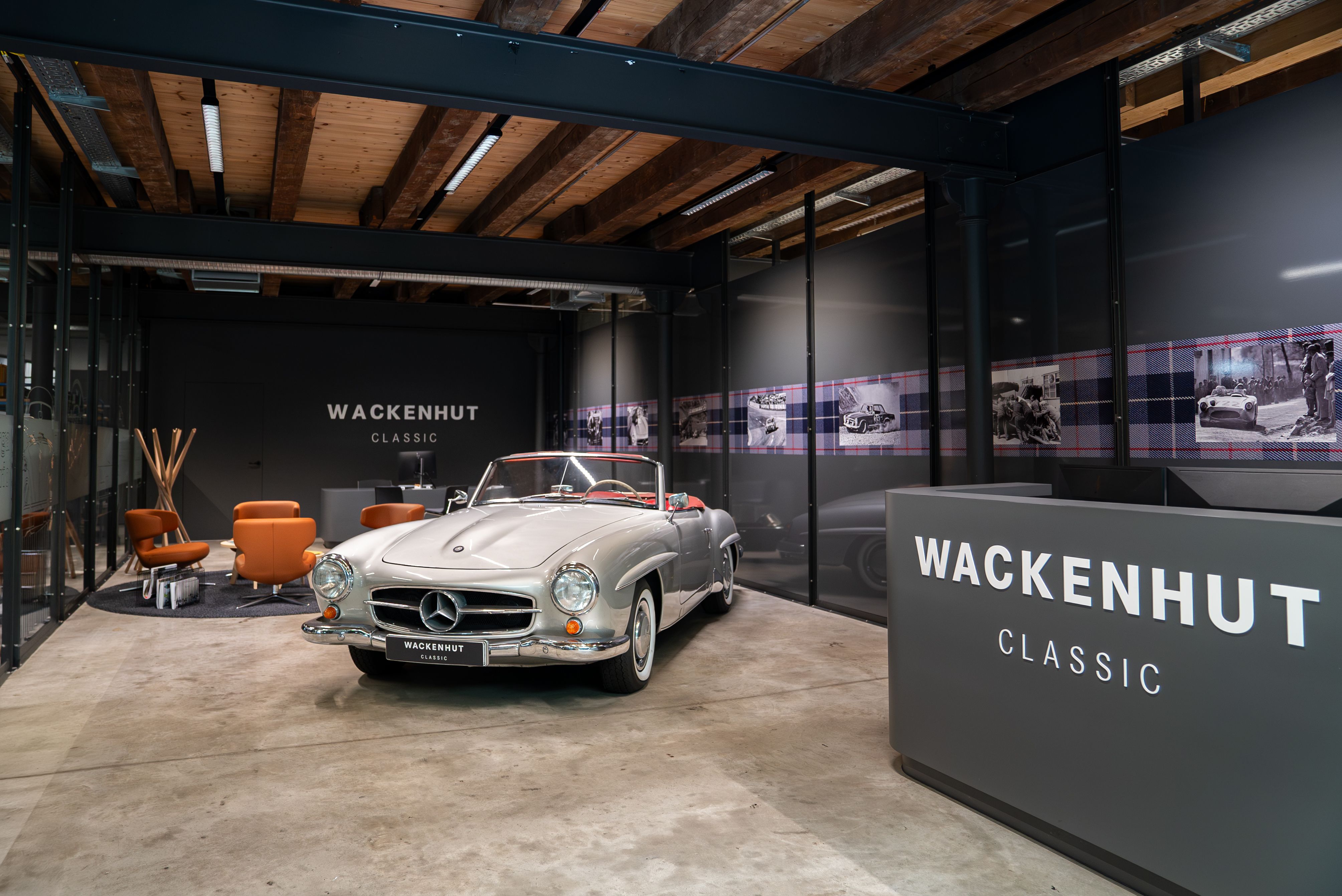 WACKENHUT Classic Beratungsraum mit Oldtimer in der Mitte