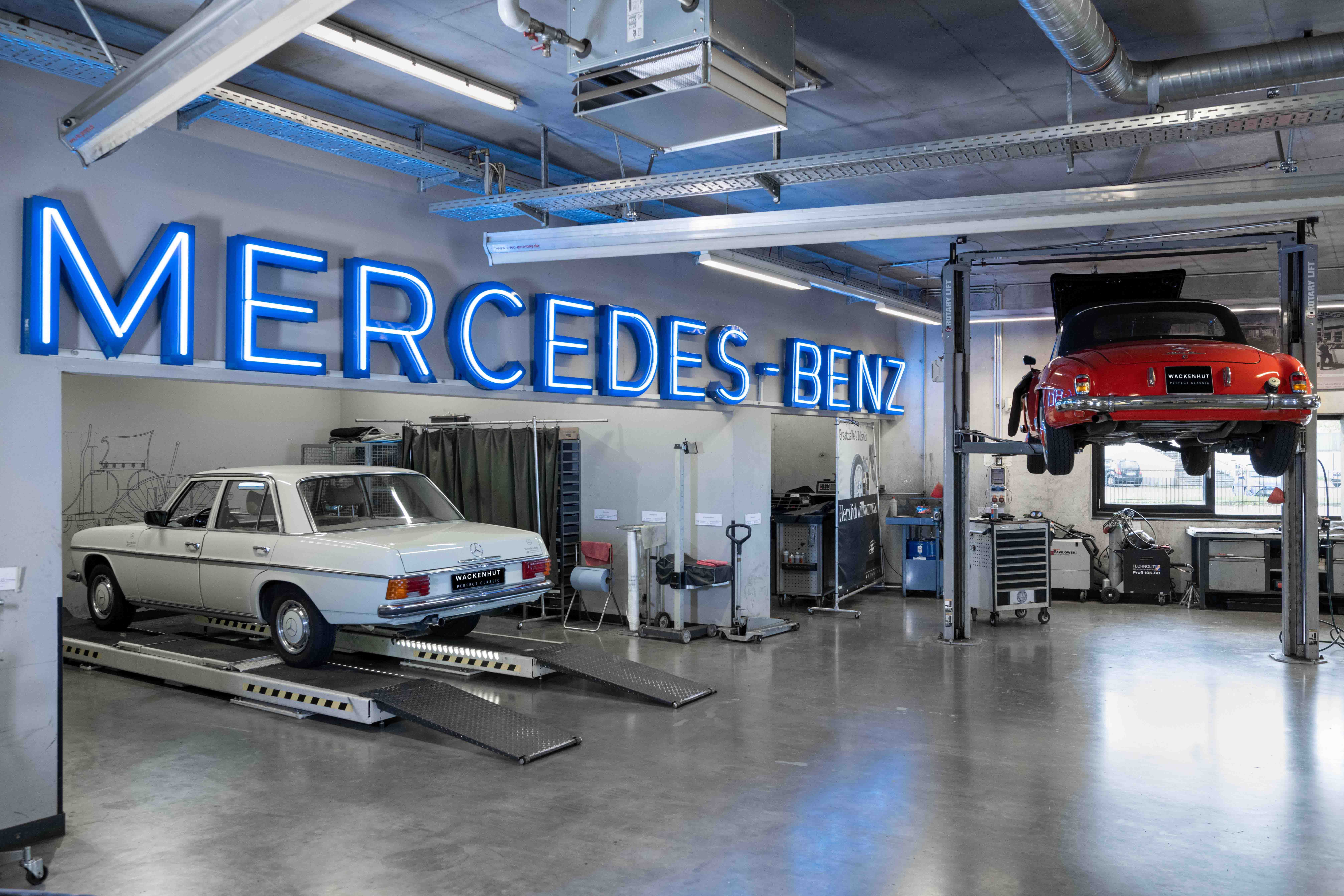 Oldtimerfabrik mit zwei Oldtimern